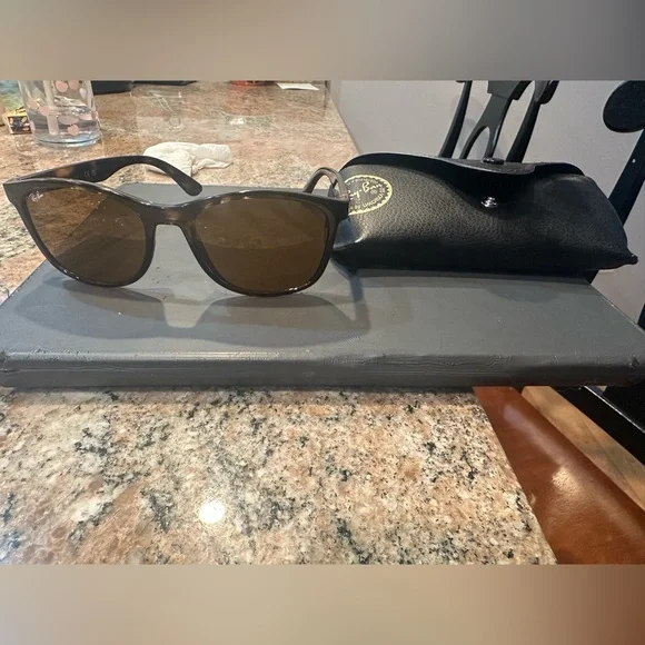 Ray-Ban Dark Brown Sunglasses with Black Case Unisex NWT - Picture 1 of 5
